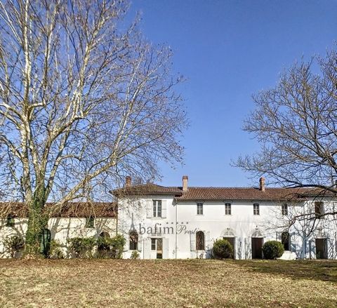 Gentilhommière XVII century 15 minutes from Tarbes, built at the end of the 17th, pleasant manor house on two levels, with an area of 340 m², with swimming pool and tennis, wood shed, a barn, two outbuildings, several stables, on a plot of 1.3 ha.