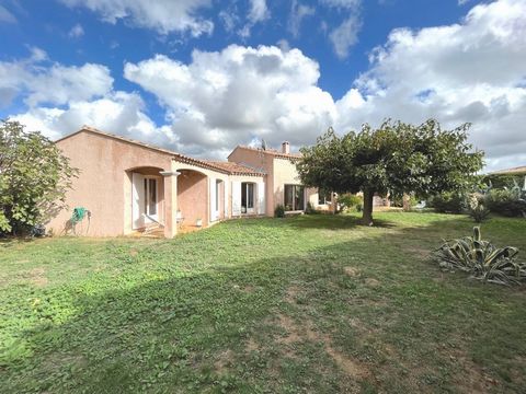 Carnoux en Provence, family villa, with potential for an extension, in a lovely quiet residential setting, not overlooked, single storey, built on 1400 m2 flat landscaped grounds decorated with a swimming pool. Bright architect-designed single-storey...
