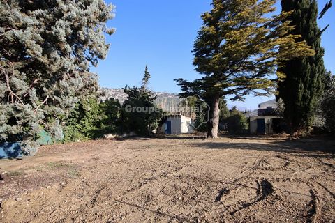 Only with us! Come and discover this plot of land ideally located in Beaumes de Venise. Guests can enjoy views of Notre Dame d'Aubune Mountain and Mont Ventoux. Ideal land for an individual or for a liberal profession with good visibility. Unserviced...