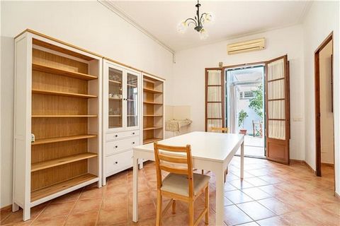 Molinar- Portixol. Ground floor, free roof, a few meters from the sea. This ground floor consists of 2 living rooms with access to the terrace, kitchen, laundry room, 3 bedrooms, 1 bathroom, stoneware floors, aluminium, double glazing, air conditioni...