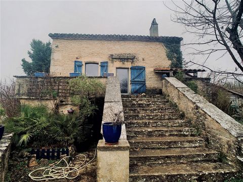 Located in the pretty village of Aujols, 15 minutes from Cahors and 20 minutes from St Cirq Lapopie I present to you this pretty typical house built in 1711, the oldest in the village with its small garden and two terraces. Built on cellars, you will...