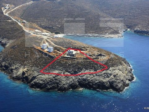Ressentez la beauté inégalée de la mer Égée avec cette extraordinaire maison en bord de mer à vendre, une propriété rare sur la côte ouest de l’île de Kythnos, dans les Cyclades. Cette propriété captivante, d’une superficie de 107 m² réparties sur de...