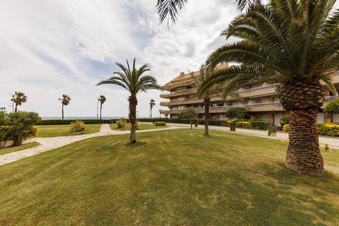 Located on the seafront of the famous Torre Valentina beach, a short distance from the shops and restaurants of Sant Antoni de Calonge, and within a well-kept, high-class residential complex, with two swimming pools and a large garden with direct acc...
