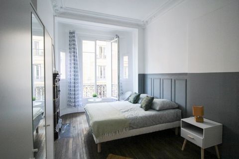 Large 16m² bedroom, fully furnished. It has a double bed (140x190), a bedside table with lamp and a large mirror at the head of the bed. There is also a work area with a desk, chair and lamp. The bedroom also has plenty of storage space: a wardrobe w...
