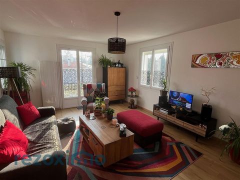 REZOXIMO les ofrece este bonito apartamento en el corazón de St Georges de Didonne (17110), a unos 200 metros del centro de la ciudad y de los comercios y a 400 metros de la playa. Esta propiedad tipo T4 en el primer piso de una pequeña residencia si...