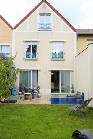 Detached house with 150 m² of living space over 3 floors on a 285 m² plot in the Maisons-Alfort Charentonneau district. Modern house built in 2017, with very good fixtures and fittings, in excellent overall condition, offering spacious accommodation ...