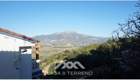 This beautiful property located in the village of Los Romanes, overlooking the reservoir of La Viñuela is perfect as a small retreat away from the hustle and bustle of the city. With a comfortable distribution being all located on one floor we can ta...