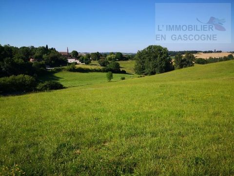 Want a change of scenery come and visit this land of 993 m2 serviced with views of the Pyrenees and the Gers valleys. It is located 5 minutes from GIMONT and 12 minutes from L ISLE JOURDAIN. To visit without delay!!! Features: - Balcony - Lift