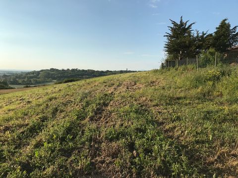 In Labatut 40 km south of Toulouse, 12 km from Auterive beautiful land of 2446 m2 including 1618 m2 located in zone UB of the PLU of the town. Located OUTSIDE SUBDIVISION. Dominant view of the plain and beautiful view of the slopes of Lauragais. Boun...