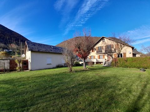 We offer you this real estate complex located less than 10 minutes from Saint Lary Soulan, in the village of Ancizan in the heart of the Aure valley, a very sought-after area. For individuals or investors, you will have the opportunity to discover tw...