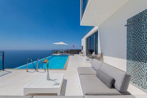 Cette superbe propriété de luxe à Arco da Calheta est située sur un terrain de 1 401 m², avec une surface de construction de 317,62 m² et située à 330 mètres daltitude, offrant une vue imprenable sur locéan depuis presque toutes les pièces. Avec un d...