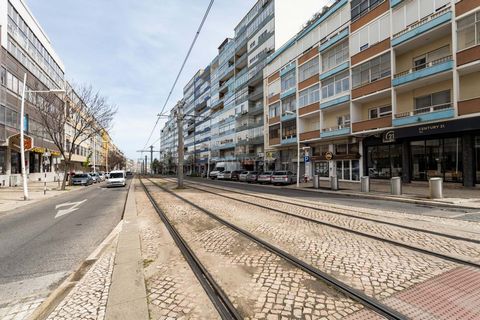 Bem-vindos a Cacilhas, em Almada, onde vamos apresentar 8 imóveis de tipologia T2 com áreas de 70m2. Edifício em propriedade horizontal, em bom estado de conservação, constituído por 4 pisos, num prédio sem elevador. Atualmente a única fração disponí...