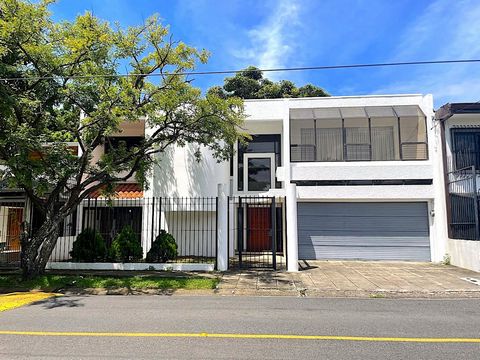 ¡Hermosa Casa en Venta en Urbanización Quintanar, San Rafael de Escazú (Guachipelín)! Esta impresionante casa está a solo dos cuadras de Distrito Cuatro, ofreciendo acceso rápido a Automercado, Starbucks, una farmacia, servicios de lavandería, centro...