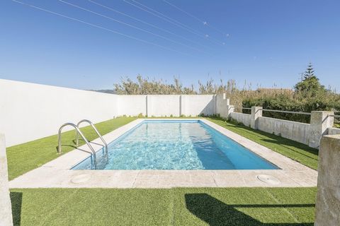 Questa affascinante residenza si distingue per il suo bellissimo design esterno, che comprende un patio, un balcone e una terrazza. Al piano terra, l'accogliente patio ospita una piscina con cloro che misura 6 metri di lunghezza per 3,4 metri di larg...