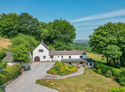 Cette captivante propriété de campagne de cinq chambres a un charme cottage, un attrait frais et contemporain et une vue incomparable sur la vallée de la Wye. Ce qui rend cette maison spéciale, c’est le cadre et les vues. De la terrasse à l’arrière d...