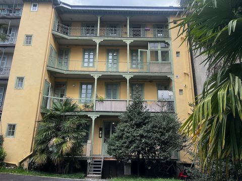 Appartement ancien avec deux chambres, entièrement rénové. Coup de cur assuré pour cet appartement T3 lumineux et très bien agencé au sein dune résidence avec ascenseur. Il se compose dune pièce de vie avec cuisine américaine donnant sur un balcon fi...