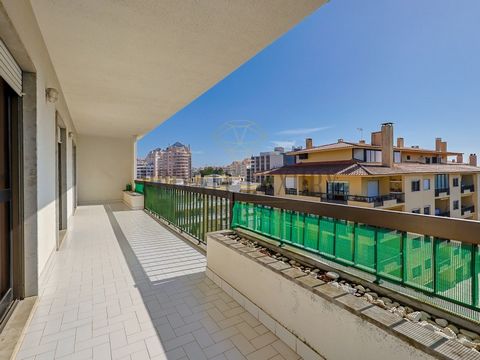 Fantástico apartamento T3 com uma excelente exposição solar. O Apartamento é um ultimo andar com elevador e com umas áreas bastante amplas. Quando entramos encontramos uma Sala de Estar e Jantar com lareira e uma agradável varanda. Nas costas da pare...