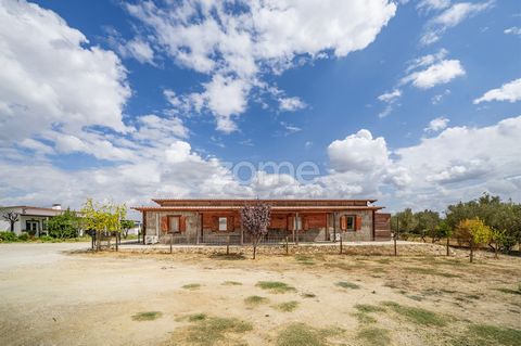 Identificação do imóvel: ZMPT570724 The farm is located in Redondo, Alentejo, just 2 km from the town center, with easy access to local services and shops. Close to points of interest such as Serra de Ossa, the Serra d'Ossa Walkways, Spain, Évora, an...