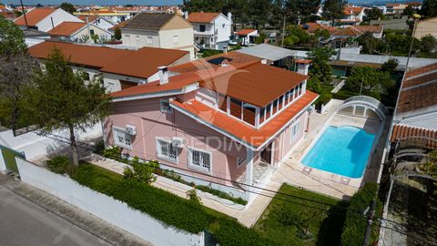 Fernão Ferro, Villa mit 5 Schlafzimmern, Swimmingpool und Garage Finden Sie Ihren perfekten Rückzugsort in dieser freistehenden Villa. Mit einem einladenden Swimmingpool auf einem Grundstück von 517m2 bietet diese Immobilie den Raum und die Privatsph...