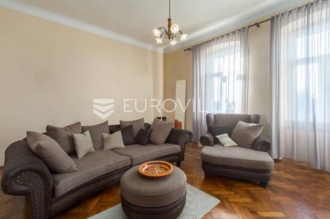 In Pula, in the very heart of the city, there is this beautiful three-room apartment, NKP 93 m2. The apartment is located on the third floor of a residential building. It consists of an entrance hall, a large and comfortable living room adorned with ...