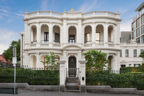 Diese atemberaubende Residenz im Erdgeschoss kombiniert eindrucksvoll die Pracht und Eleganz der Ära mit einem beispielhaften zeitgenössischen Stil und bietet einen Blue-Chip-Lebensstil am Rande der Stadt direkt gegenüber den Fitzroy Gardens. Die Ele...