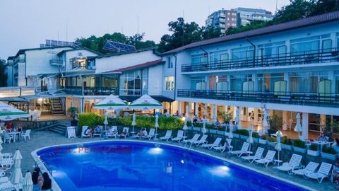 Wij bieden een driesterrenhotel te koop aan in het Golden Sands-resort, in de buurt van het Riviera-complex. Het hotel ligt op een apart perceel van 9.500 m², in een prachtig eikenbos, op 16 km van de stad Shumen. Varna, 24 km van de luchthaven en sl...