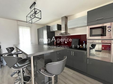 Located 5 minutes from the hyper-center of Angers, with all shops, amenities and public transport and close to the university district, this beautiful renovated 90 m2 duplex offers a pleasant living environment a few steps from Lake Maine . Its locat...