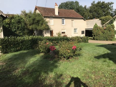 Wij bieden u deze woning aan, bestaande uit twee onafhankelijke huizen gelegen in een aangename en landelijke omgeving met een winkel met alle diensten en scholen op 10 minuten van Decize, waar alle voorzieningen en het SNCF-station zich bevinden. Op...