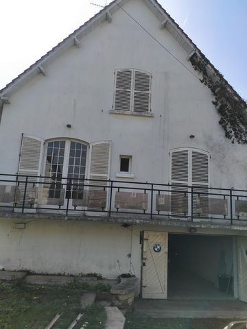 Maison individuelle de construction traditionnelle située dans un quartier calme et résidentiel de la ville de Margny-lès-Compiègne, elle vous offre 112 m2 habitables avec 5 pièces dont trois chambres, un séjour traversant et une cuisine ouvrant sur ...