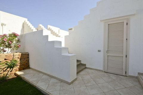 La villa a Ostuni dispone di 2 camere da letto e può ospitare 6 persone. La sistemazione affascinante e spaziosa di 90 m², con vista sulla spiaggia/mare e sul giardino. Situato in un ambiente ideale per famiglie e in riva al mare. Dispone di giardino...