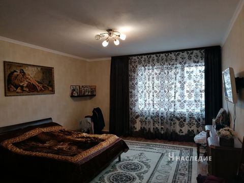 Номер в базе компании: 24060561. Продажа кирпичного дома Ростовская обл., г. Каменск-Шахтинский, район - Набережная. Общая площадь 350 кв.м., жилая 270 кв.м., кухня 32 кв.м., участок 9 соток, свет, вода, газ в доме. Центр города, гараж на два автомоб...