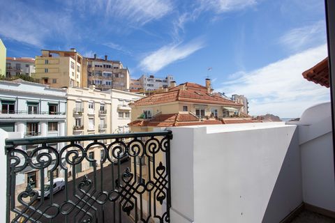 En medio de la reforma, este apartamento de 2 dormitorios con balcones con vista lateral al río tendrá mucha luz natural. La cocina estará totalmente equipada con horno, vitrocerámica, campana extractora, frigorífico, lavadora, lavavajillas y calenta...