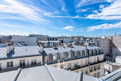 Véritable coup de cœur au sein du quartier des Batignolles, cet appartement d'une surface de 33.05m² sur rue se trouve au 7e et dernier étage par ascenseur d'un bel immeuble. Le bien a été entièrement rénové avec des matériaux de qualité. Il se compo...