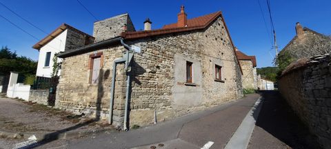 Tussen Beaune en Nolay, kom en ontdek dit oude huis om te renoveren en biedt een potentieel voor evolutie. Het bestaat uit een woonkamer, een keuken, badkamer met toilet, een kantoor, een slaapkamer en een schuur. Een deel van het dak dateert uit 202...