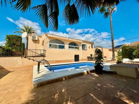 This villa is located on its own land, in a quiet cul-de-sac, just a two-minute drive from the centre of Alfaz del Pi, as well as shops, schools and transport stations. Built in 1972, the property boasts a distinctive style that has been recently mod...