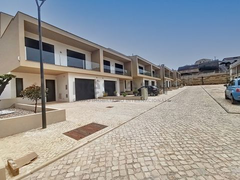 Maison à 4 à 800 m de la plage dans la région de Lourinhã. Cette villa de 4 chambres est insérée dans un condominium privé de 15 villas à seulement 800 m de la plage et avec piscine privée. Les maisons sont terminées et prêtes à vivre. L'exposition a...