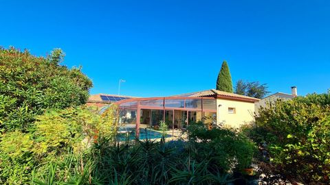 Dynamic village with all amenities, located 5 minutes from Cazouls-les-Beziers, 10 minutes from Beziers and 20 minutes from the beach ! Pleasant architect-designed villa built in 2002, offering 130 m2 of living space, including 3 to 4 bedrooms, 3 bat...