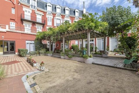 À vendre, charmant studio avec une vue imprenable sur la mer. Il se situe dans l'emblématique résidence d'Angleterre, ancien hôtel prestigieux, aujourd'hui devenue une belle copropriété de standing avec ascenseur. Bénéficiant d'une belle hauteur sous...