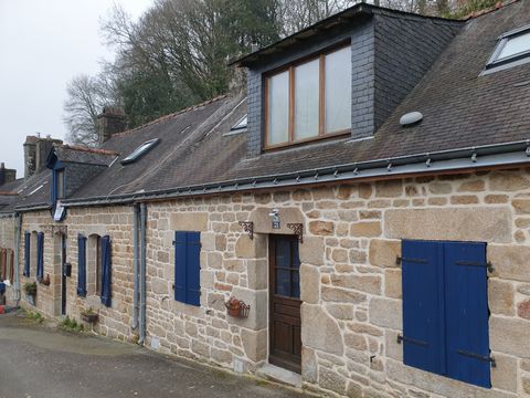 Deux maisons communicantes de caractère situées à quelques minutes à pied du centre bourg de Guémené sur Scorff. La première maison rénovée avec goût : Au rez de chausée : Cuisine équipée / Salle à manger, un salon avec un beau poêle à bois. Au 1er é...