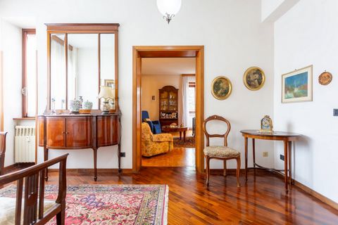 5-ROOM APARTMENT BRIGHT FARMHOUSE We offer for sale a large apartment located in the residential area of the Colli Portuensi, one of the most sought-after areas of the city of Rome. The property is located on the second floor of a curtained building ...