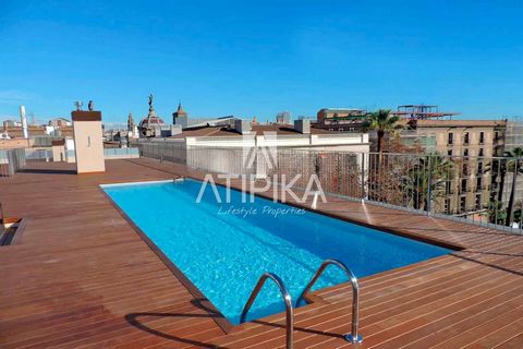 We present a 50 m² apartment for sale, located just a few minutes from the beach, in the same square as the renowned Soho House hotel, near Port Vell and Maremagnum. The property features a living-dining room with an open kitchen. In the resting area...