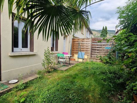 Located in a quiet area of Foix, this charming 63 m² house is fortunate to have a small garden and a garage. It consists of: On the ground floor: Living room and open kitchen and access to the garage and the south-facing garden. Upstairs: 3 bedrooms,...