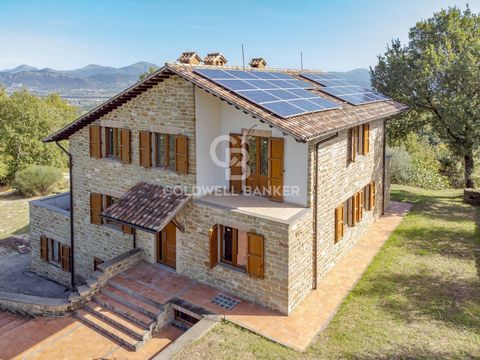 Immergé dans les collines pittoresques qui entourent la charmante ville de Gubbio, nous proposons à la vente cette charmante ferme en pierre, qui allie le charme de l'architecture rurale à l'élégance moderne. DESCRIPTION INTÉRIEURE Le mas, réparti su...