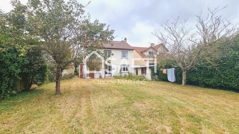 Située dans le quartier recherché de Mondétour à Orsay, cette maison combine emplacement idéal et flexibilité d’aménagement. La maison est bien desservie par les transports en commun avec un arrêt de bus à proximité pour accéder au centre d'Orsay (co...