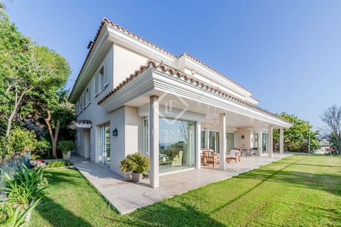 Lucas Fox presents this wonderful villa of 910 m² on a large plot of 2,400 m², offering views over Sitges, the sea and the surrounding hills. This bright, south-facing house boasts several terraces and a large, deep-blue swimming pool where residents...