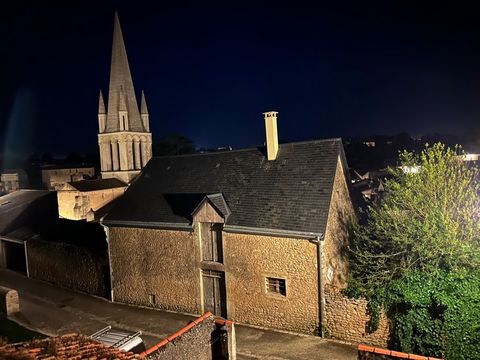 EXCLUSIVITE CAPIFRANCE GRANGE à aménager avec vue exceptionnelle ! Dans un quartier calme d'Airvault, petite ville de caractère, et très proche de ses commerces, venez aménager cette grange avec vue sur les toits de la ville. Exposée plein SUD, elle ...