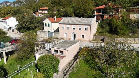 Location: Primorsko-goranska županija, Vinodolska Općina, Grižane-Belgrad. Im malerischen Dorf Grižane, im Hinterland von Crikvenica, befindet sich dieses charmante Haus, das Ruhe und Privatsphäre bietet. Auf zwei Etagen verteilt, umfasst es einen Fl...