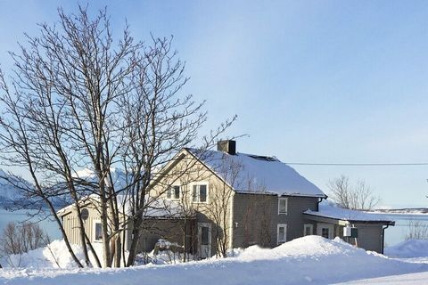 Wohnliches Ferienhaus am Lyngenfjord mit herrlichem Ausblick zum mächtigen Gebirge Lyngsalpene, Europas nördlichstem Alpingebiet. Toller Ort für Winterferien und Nordlichterlebnisse. -die Mitternachtssonne kann hingegen im Frühling und Sommer erlebt ...