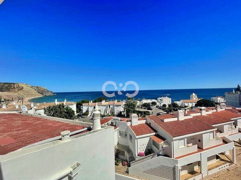 Volledig recent bijgewerkt, licht en gezellig appartement gelegen in het centrum van het dorp met een prachtig uitzicht op zee. De woning op een van de meest centrale locaties in het dorp, ligt op zeer korte loopafstand van het strand en de autovrije...