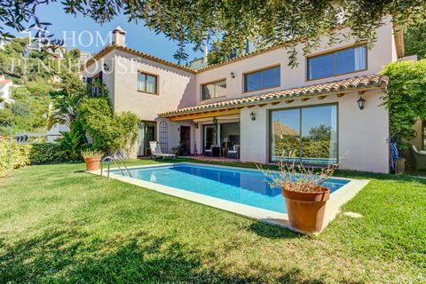 Welcome to this stunning house located in the prestigious Levantina Urbanization in Sitges! With its spectacular views of Sitges and the Mediterranean Sea, this property offers a unique living experience in a privileged setting, with excellent commun...